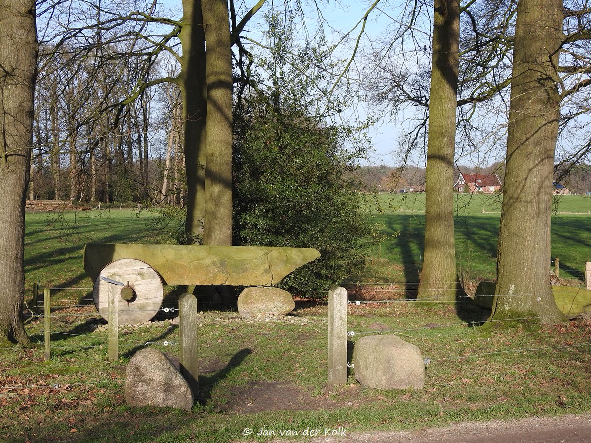 BekiekTwente's tweet photo. Monument 'De Hel' aan de Hanhofweg in #DeLutte #DeLut
Via deze hel werd zandsteen uit #Gildehaus en #Bentheim door ossen of paarden getrokken wagens vervoerd naar #Oldenzaal voor de bouw van de Plechelmusbasiliek.
#Losser #SchatkamervanTwente #Twente #BekiekTwente https://t.co/pM3ReoapVo