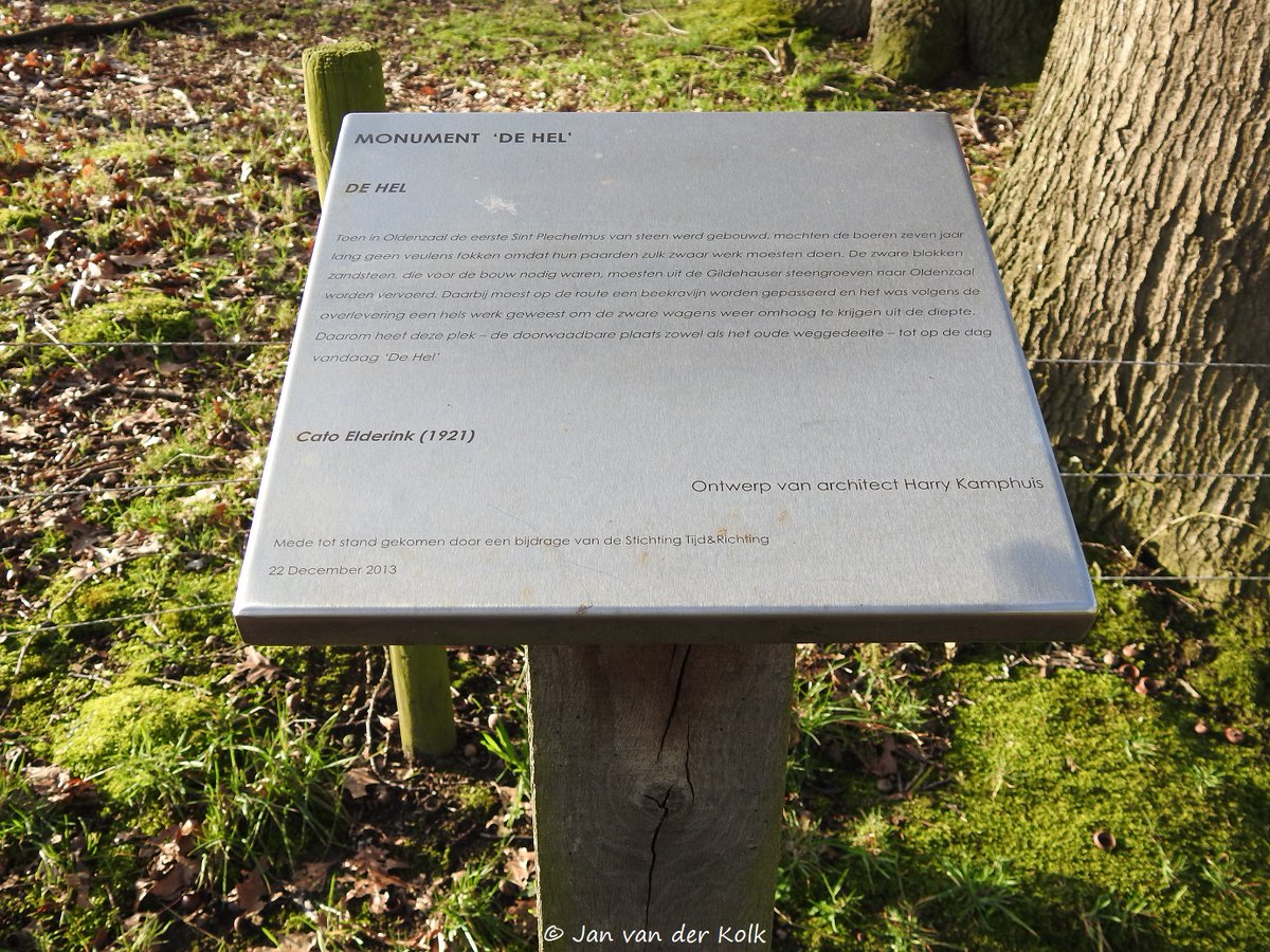 BekiekTwente's tweet photo. Monument 'De Hel' aan de Hanhofweg in #DeLutte #DeLut
Via deze hel werd zandsteen uit #Gildehaus en #Bentheim door ossen of paarden getrokken wagens vervoerd naar #Oldenzaal voor de bouw van de Plechelmusbasiliek.
#Losser #SchatkamervanTwente #Twente #BekiekTwente https://t.co/pM3ReoapVo