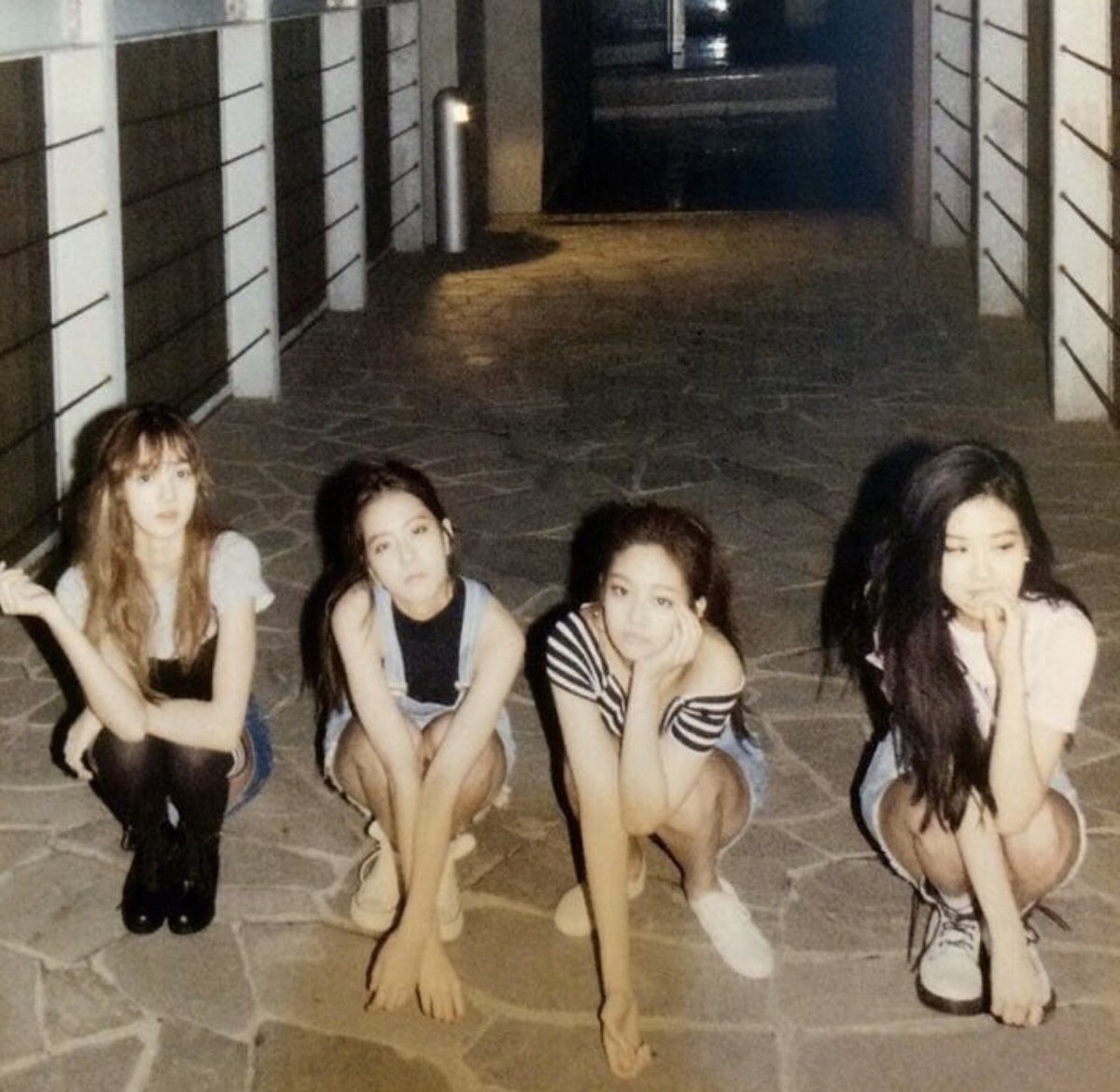 Baru tau black pink pernah nongkrong di jalan sambil minum amer , lissa di sensor nge rokok esse 😂😂