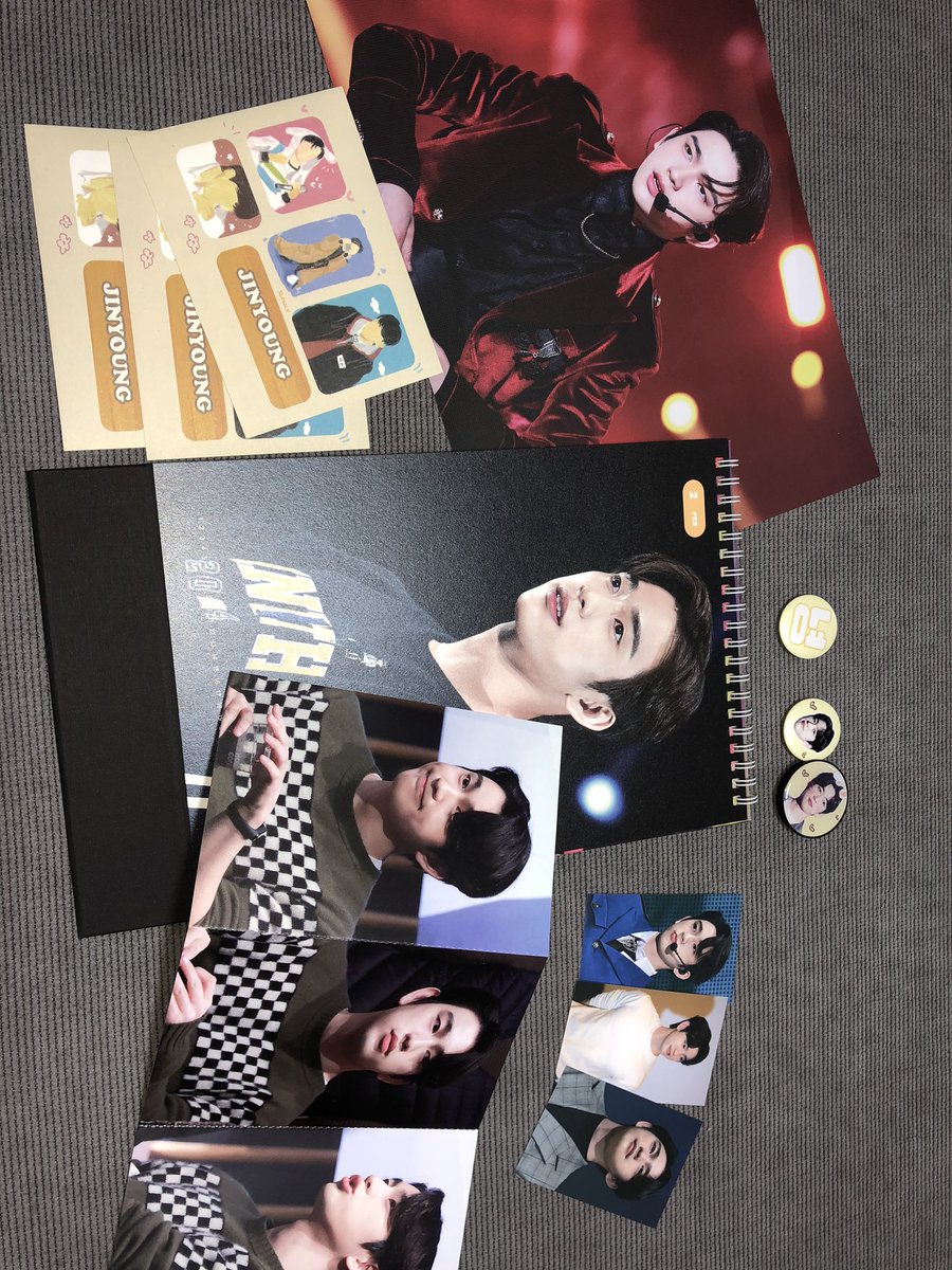 꺄아🖤🖤 이사하고 정신없어서 이제서야 뜯어보았어요ㅜㅜ 어쩜 운명처럼 2월달 사진 제가 세상에서 젤 사랑하는 날갓 녕긔인거예요!! 그래서 바로 티비 탁자에 세워둿어여ㅜㅜ 아침저녁으로 인사드릴려구여..🙇🏻‍♀️ 같이온 굿즈도 다 넘 이뻐요ㅠㅠ 예쁜 시그 감사합니당🤍🤍 <a href="/SLOWLY_JY/">SLOWLY</a>