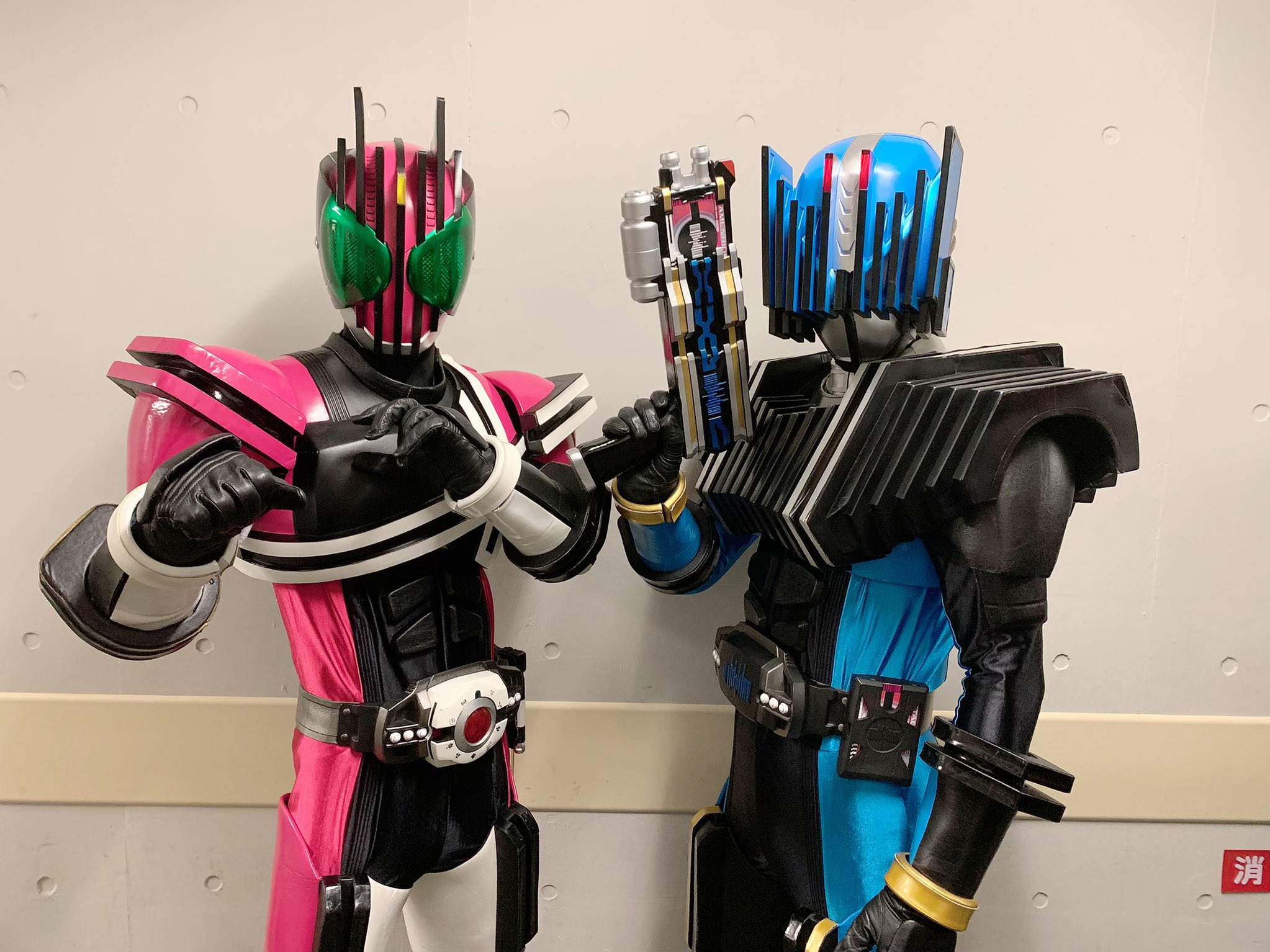 ゼロking Pa Twitter 最近はネオ版で慣れていたから前の方を見ると逆に新鮮だよねw どっちも好きだけどねw 仮面ライダーディケイド 仮面ライダーディエンド T Co 5hfrgr7fcr Twitter