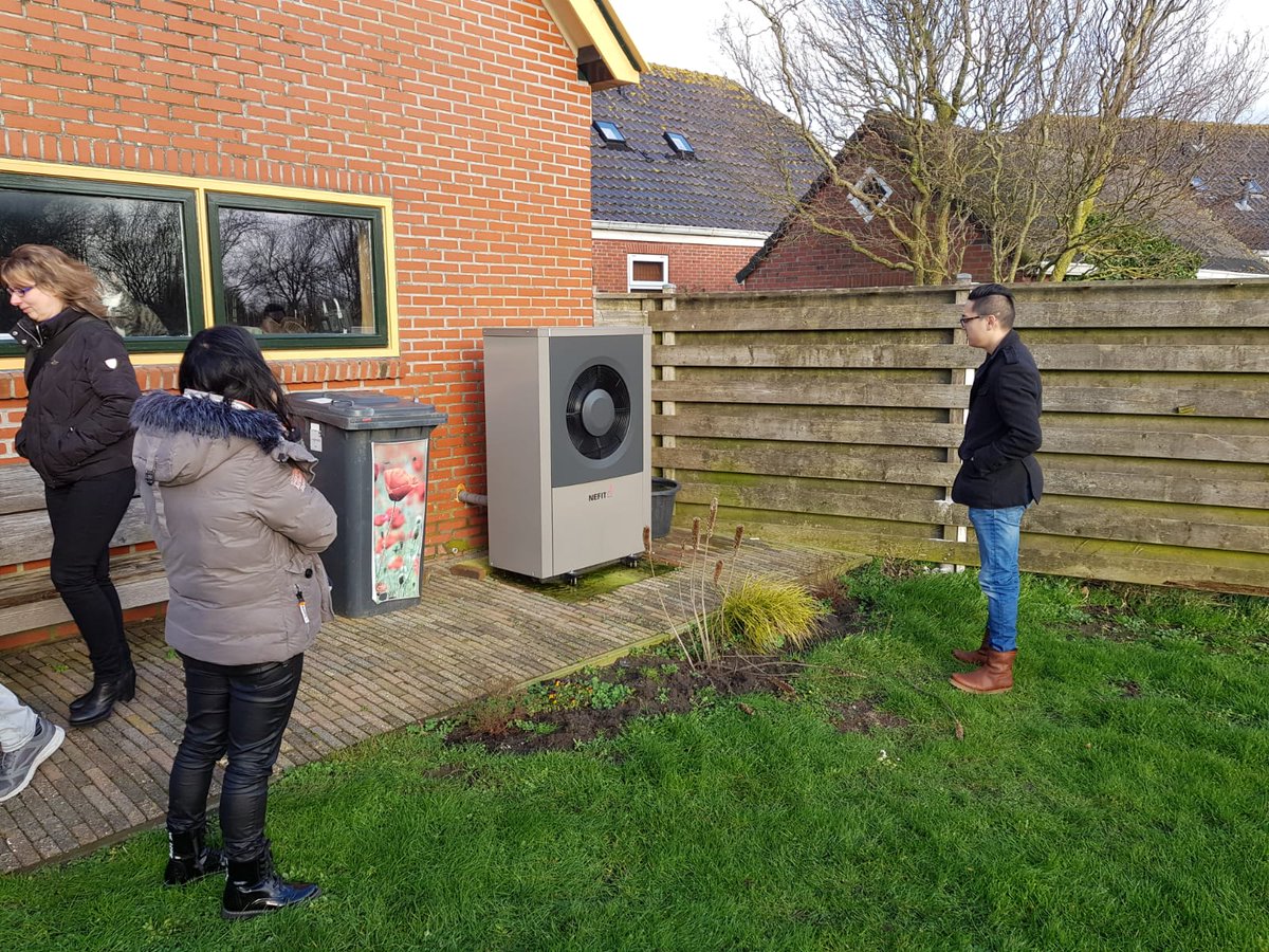 In Oldehove krijgen mensen uitleg over de warmtepomp. #GroningerDuurzameHuizendag