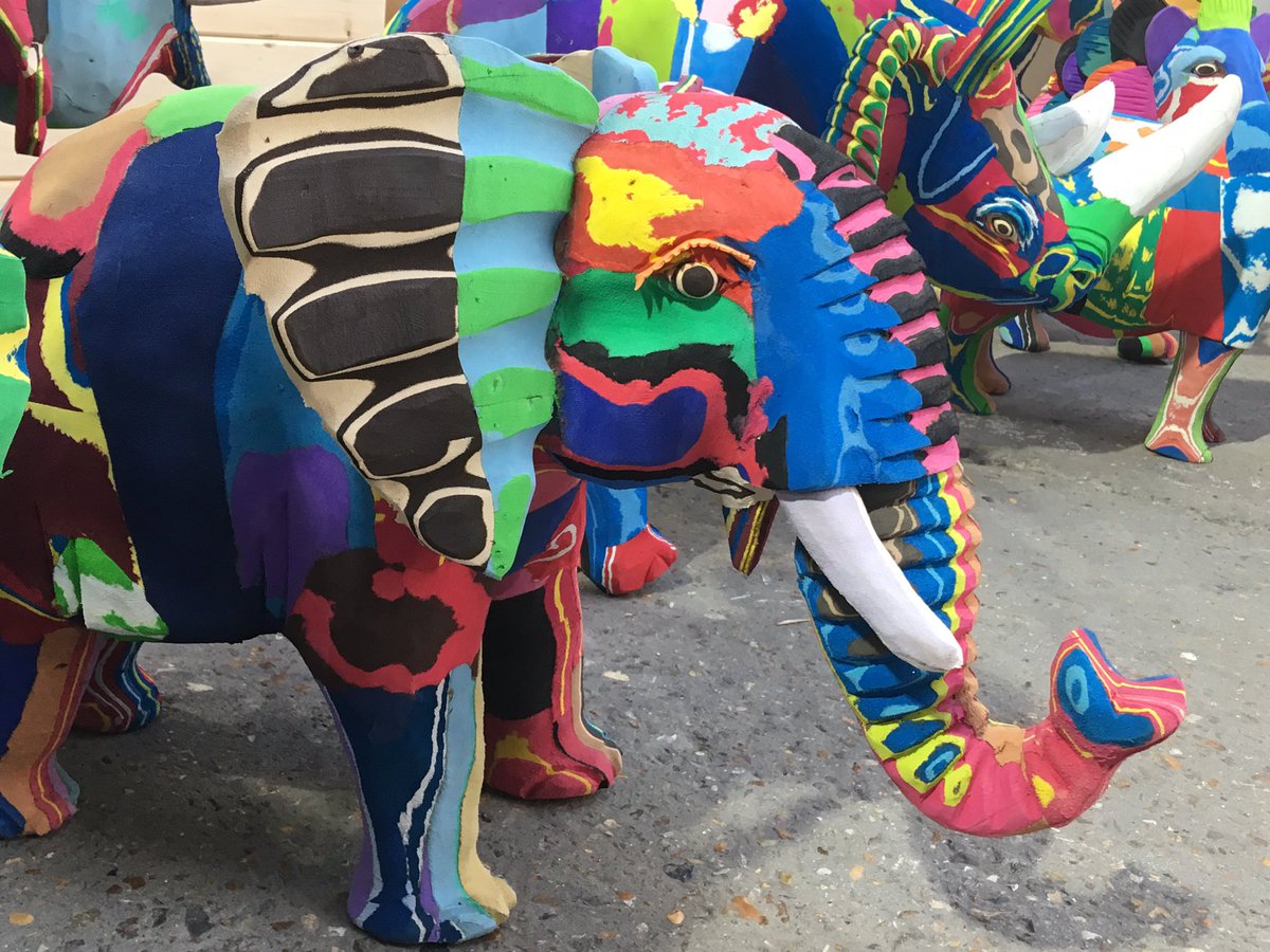 RViallef2's tweet photo. De belles sculptures colorées d’animaux menacés réalisées par @OceanSole1 à partir des 47 tonnes de tongs récupérées dans l’océan au #Kenya : 1 de mes coups de cœur du @changeNOWsummit #fliptheflop #changenow2020 https://t.co/9qQiiSWNkw