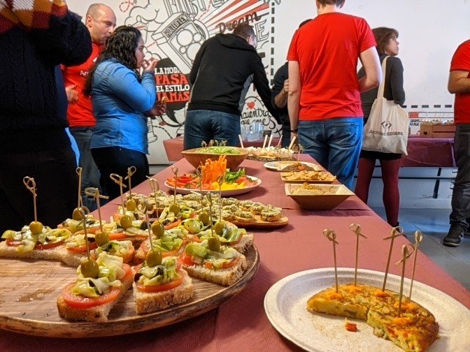 npatarino's tweet image. Hoy en el evento organizado por @lime_cl nos han servido una comida vegana con la ayuda de @CucharaVerde_ 
#ArchitectCoders #AndroidDev