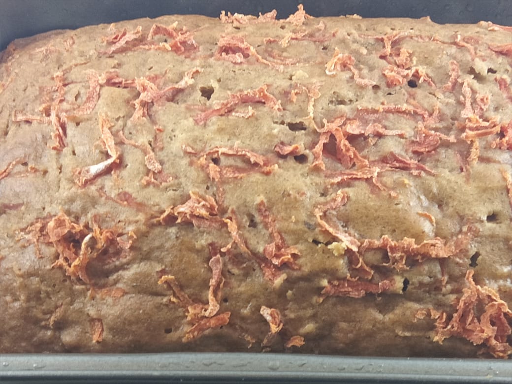 ISeemeRaja's tweet photo. دو دن پہلے میں نے carrot bread بنائی تھی، جو دو تین سلائسز بچے وہ وقت گزرنے کے باوجود تازہ اور نرم رہے.. ایک مذیدار بریڈ..
بنائیے کھائیے اور فیڈ بیک دیجیے کہ ذائقہ کیسا لگا.
مکمل ریسپی کے لیے یوٹیوب لنک پر کلک کیجیے
#carrotbread 
https://t.co/of83qEr9G5 https://t.co/R05587CwAV
