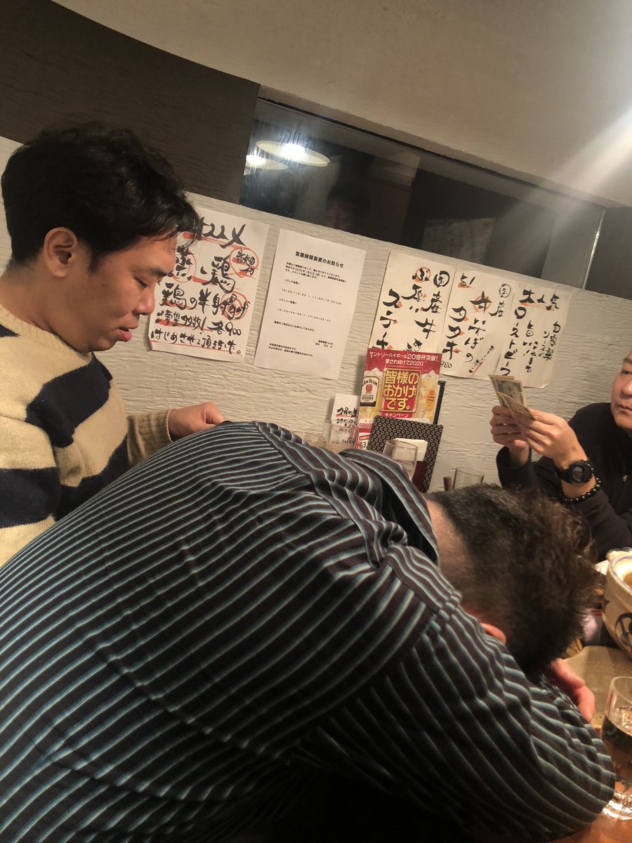 Kuwanashion's tweet photo. 中村博和プロデュース大新年会!!
何十年ぶり同学年の藤間真一と。
群馬からアーセナルさん。
五泉からさといも坊主さん。
最寄りからルー犬柴さん。
シャックリ止まんね。
#ichi5 https://t.co/bKCzSO44zC