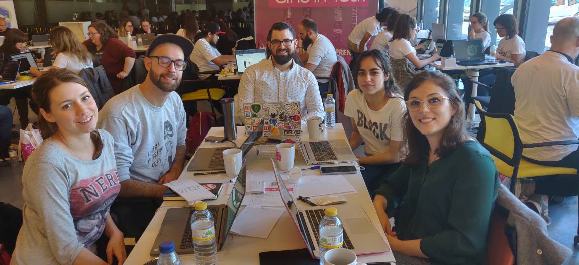 HackathonLovers's tweet photo. Aquí tenemos a los integrantes del #equipo8 participante del #hackathon #HackingForHumanitySpain organizado por @GirlsinTechES #girlsintech #girlsintechspain #unidoscontralaela https://t.co/J2uU6SpwEr