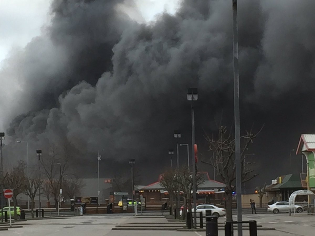 nickyharley's tweet photo. Fire at Speedibake shuts down Wakefield city centre. Police evacuating the area.

Bad day to move house https://t.co/IQtdlAYJPq