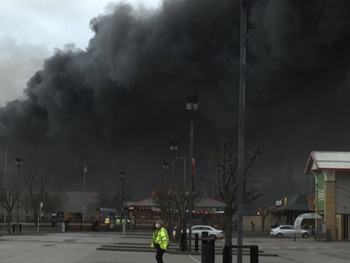 nickyharley's tweet photo. Fire at Speedibake shuts down Wakefield city centre. Police evacuating the area.

Bad day to move house https://t.co/IQtdlAYJPq