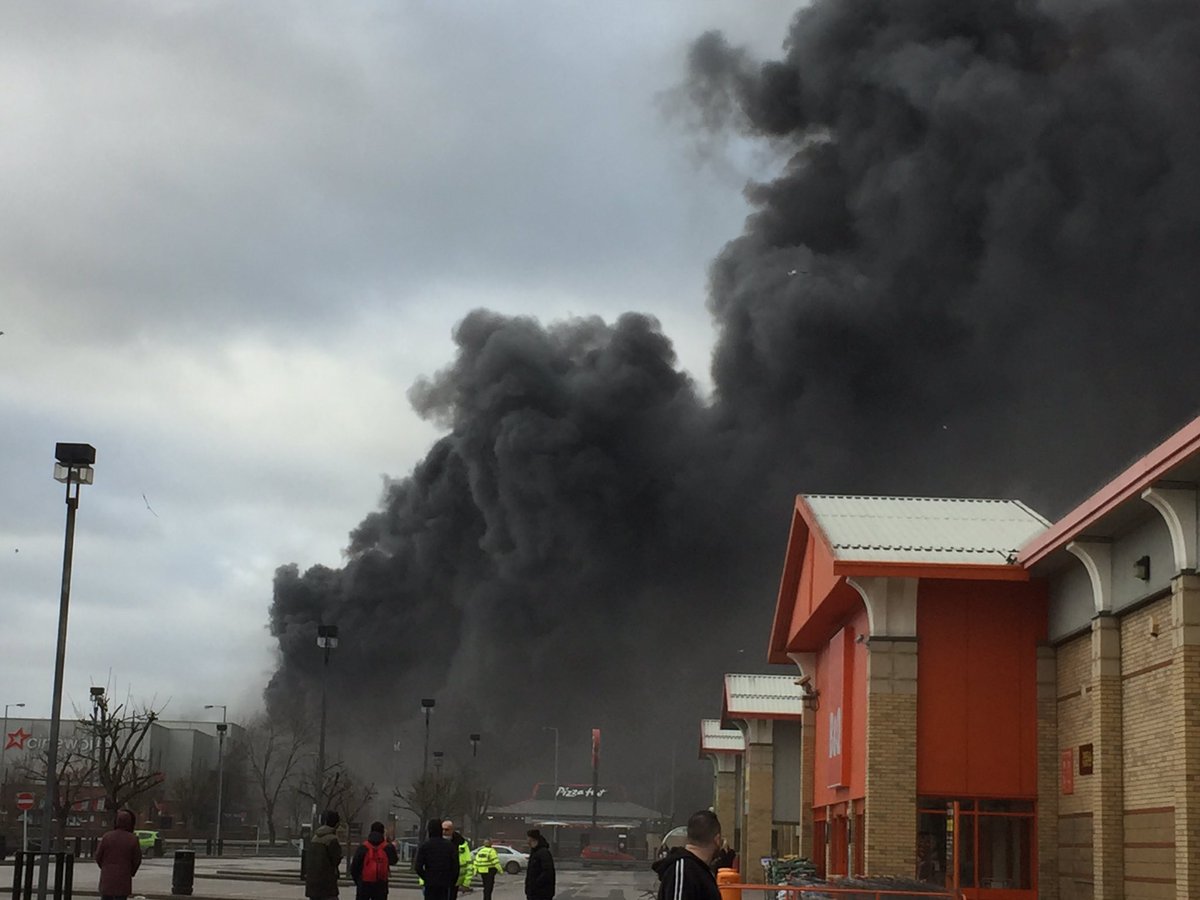 nickyharley's tweet photo. Fire at Speedibake shuts down Wakefield city centre. Police evacuating the area.

Bad day to move house https://t.co/IQtdlAYJPq