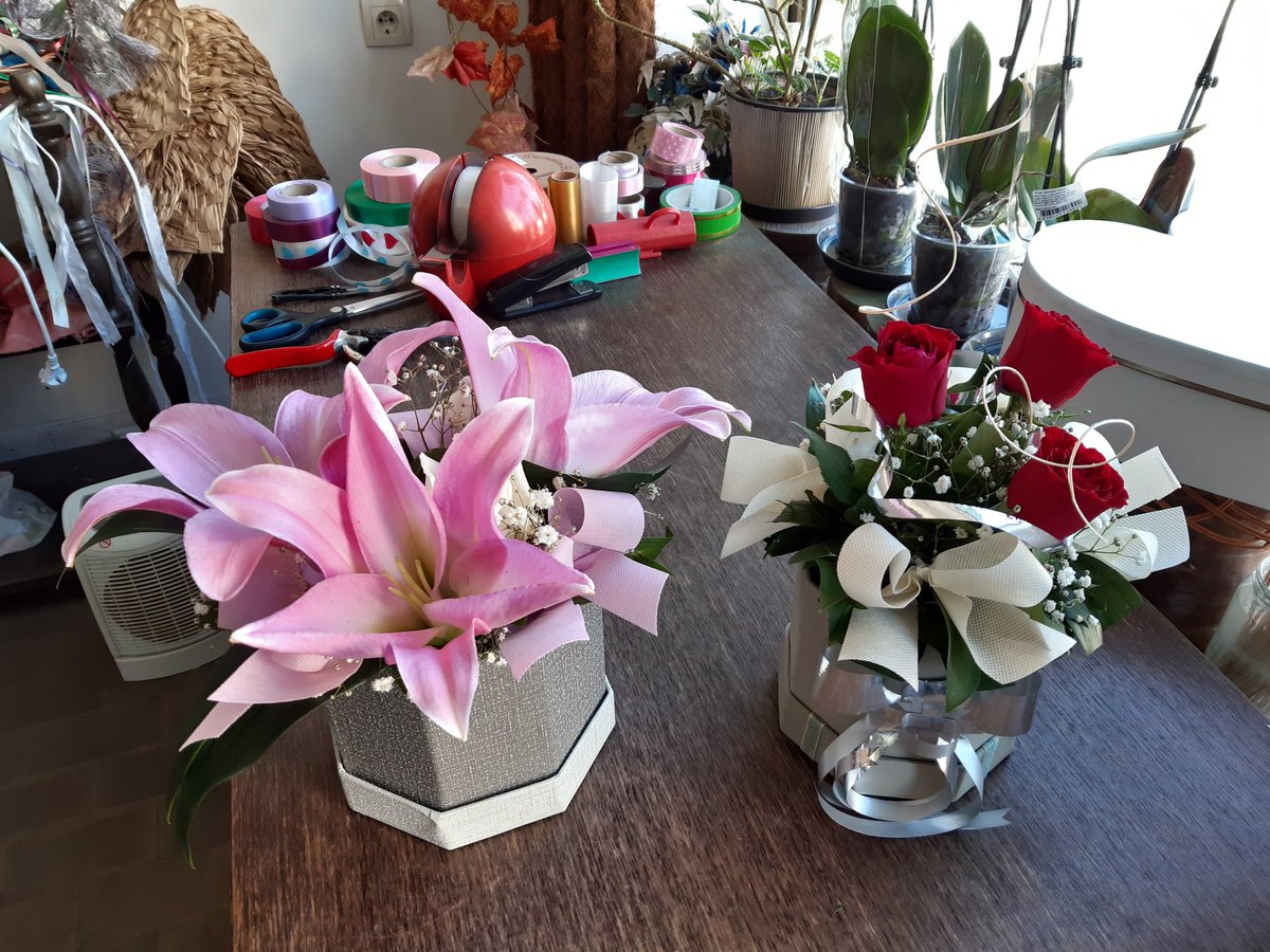 zare_entuzijast's tweet photo. #flowerboxes #boxesofflowers #boxesofroses #grayflowerboxes #lilies #roses #orientallilies #redroses #whiteroses #gypsophila #spiralflowers #decorations #ribbons #creamribbons #babyroseribbons #silverribbons 🎁🌺🌹🌾🎀 https://t.co/nXsfBheYeg