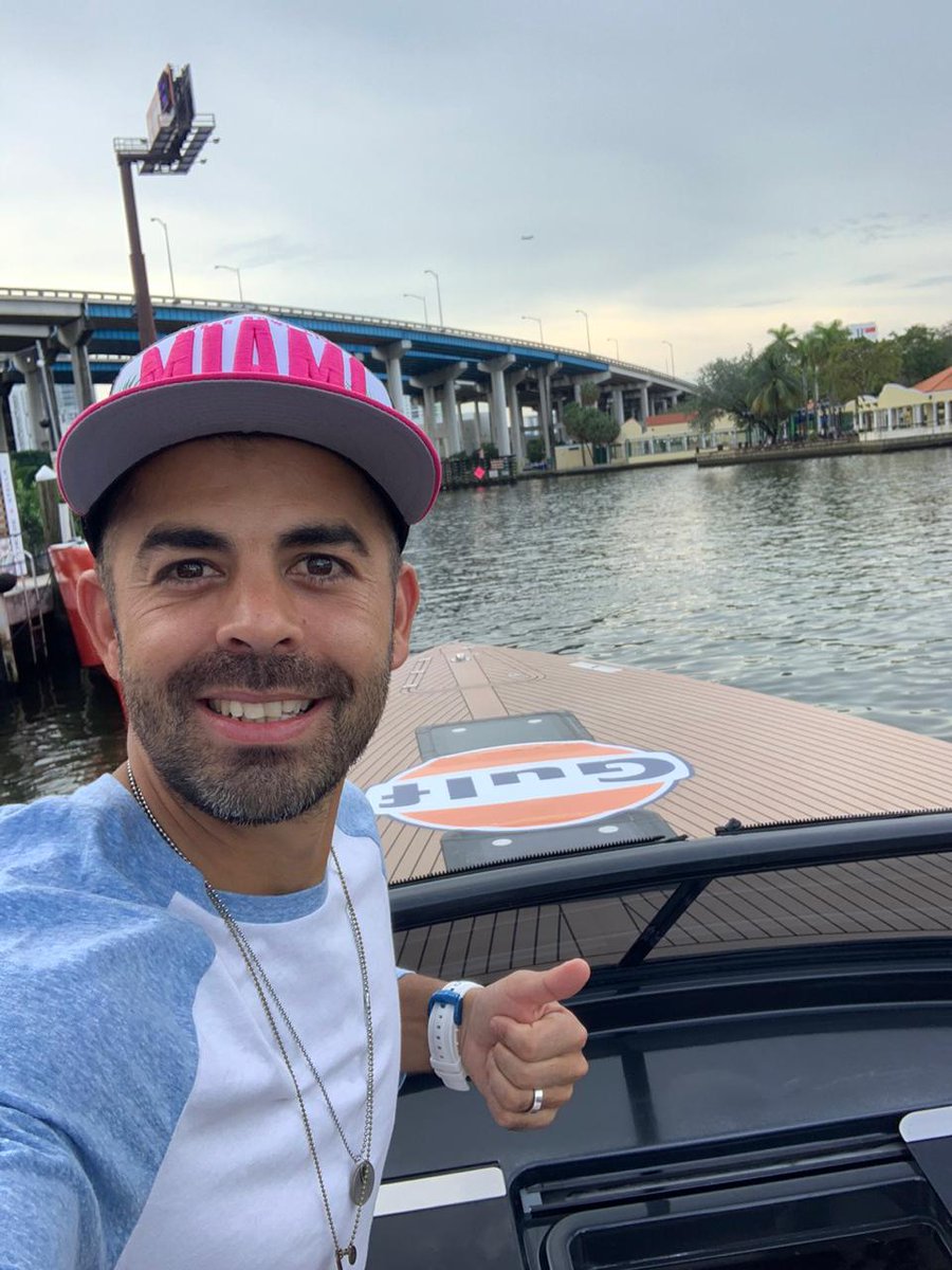 Gulf_Mx's tweet photo. El @abogadopateador preparándose para arrancar con Gulf en este #SúperFin en Miami 🏈🏁
.
.
.
.
#GulfEnElBigGame #BigGame #SuperPartido #MayorRendimiento #CombustibleNoGasolina #GPlus #Greenvolution #GulfMéxico #OrgulloGulf #GulfMéxico #GulfRacing https://t.co/kwdQSyfP8i