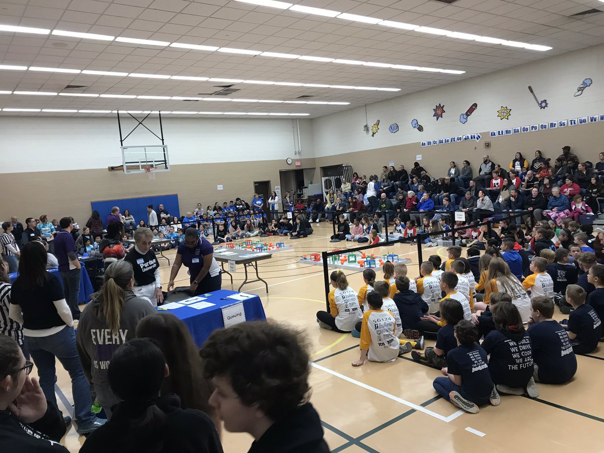 SFE_3820's tweet photo. Opening meeting has begun! @RobIrvine1 thanks for welcoming everyone! #sferobotics #stoutfieldgood #wearewayne https://t.co/4je55bZklt