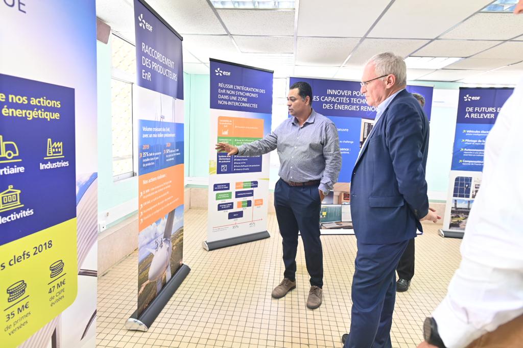 EDF_Guadeloupe's tweet photo. Aujourd’hui à Jarry Nord, les équipes @EDF_Guadeloupe ont présenté à @J_B_Levy
- les avancées de la reconstruction des iles du Nord post #IRMARIA
- le rôle d’EDF en tant que facilitateur de la transition énergétique. #énergiesrenouvelables #futur #Guadeloupe https://t.co/apptgkF8RX