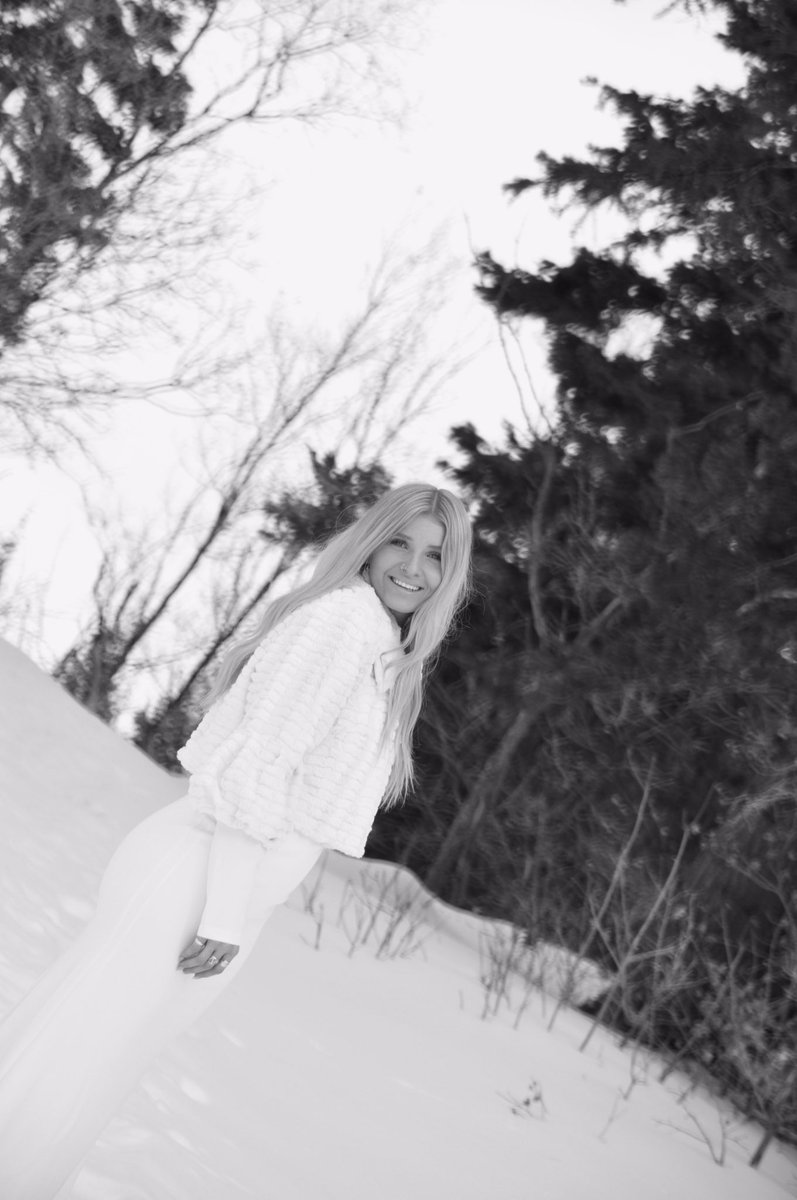 OakleyJeane's tweet photo. WEDDING DAY 💍 https://t.co/u3tdVyz0Y9