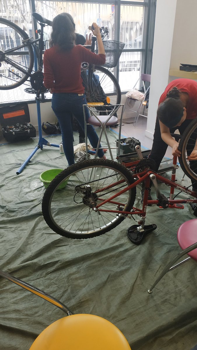 DurasBib's tweet photo. #cyclofficine @DurasBib la colle a séché la rustine a collé. 2e étape : on gonfle et on repose la roue #cyclotaf #easyoupresque #Paris20 https://t.co/fxsXORyCPL