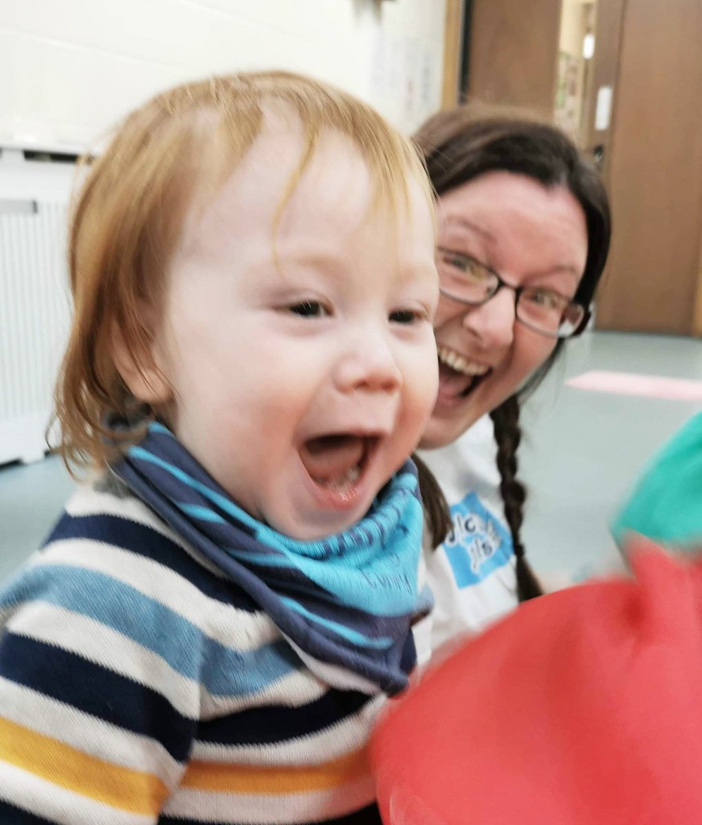 Archie's pure excitement face at the parachute and of course I had to join in 🤪🙈😂

Why not come and join us and book your place? teesside.musicalminis.co.uk/shop/