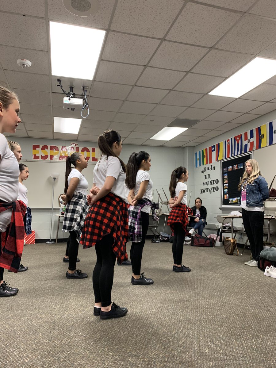 TMSPantherettes's tweet photo. It’s contest time!! Warming up before our first competitive performance for 2019-2020!! Let’s get it girls! 💪🏼🙌🏼 @HumbleISD_TMS https://t.co/I0Na1l18MT