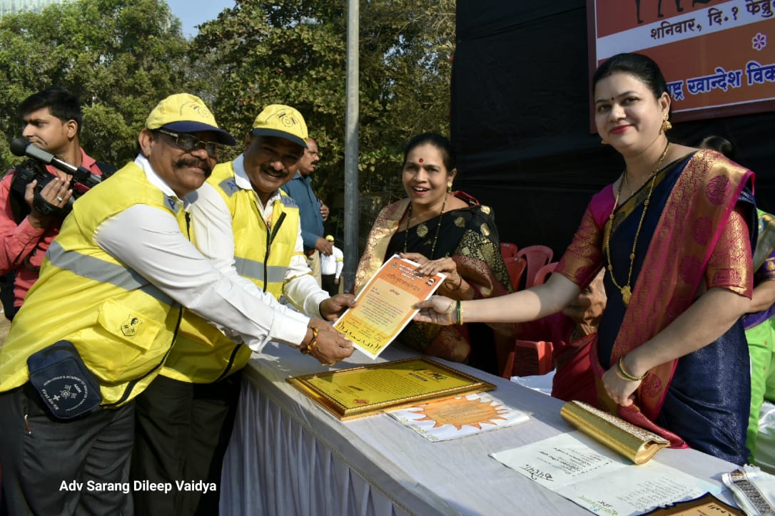 advsarang's tweet photo. राष्ट्रीय सूर्यनमस्कार दिनानिमित्ताने #कल्याण इथं आयोजित कार्यक्रमात @aniruddhasadm च्या वतीने सहभागी होण्याचे सौभाग्य प्राप्त झाले. या कार्यक्रमाचे प्रेरणास्रोत १०१ वर्षाच्या तरुण आज्जी होत्या ज्या आजही ८० #सूर्यनमस्कार घालतात.
#म #मराठी @kalyan_dombivli @AmhiDombivlikar https://t.co/AKcwQqhDbE