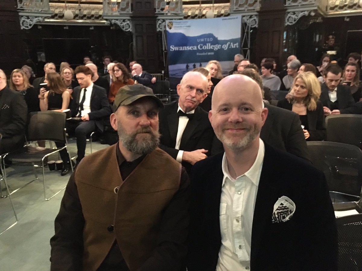 gwenbeynon's tweet photo. Neithiwr dyma 2 Athro Arfer #professorsofpractice @Celf_a_Dylunio @ArtSwansea @UWTSD yn barod i gyflwyno gwibrau @CopperCoastFilm Gŵyl Ffilm Rhyngwladol Glannau Copr 2029 @mrmarcrees a RogerWilliams https://t.co/snVsCjP8Bb