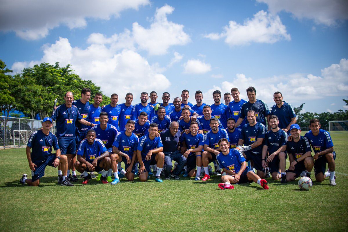 Cruzeiro's tweet photo. Hoje teve uma presença ilustre no treino do Cabuloso! Um dos maiores ídolos da história do Cruzeiro, o Príncipe do Futebol, Dirceu Lopes, visitou a Toca da Raposa 2 nesta manhã.

VEJA COMO FOI!

📸: Bruno Haddad/Cruzeiro

#BoraReconstruir #NuncaFomosTãoCruzeirenses https://t.co/xMsYWbJQ7z