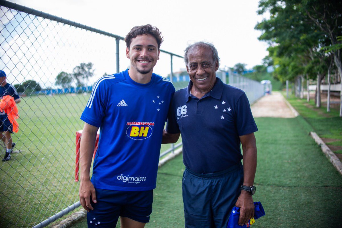 Cruzeiro's tweet photo. Hoje teve uma presença ilustre no treino do Cabuloso! Um dos maiores ídolos da história do Cruzeiro, o Príncipe do Futebol, Dirceu Lopes, visitou a Toca da Raposa 2 nesta manhã.

VEJA COMO FOI!

📸: Bruno Haddad/Cruzeiro

#BoraReconstruir #NuncaFomosTãoCruzeirenses https://t.co/xMsYWbJQ7z