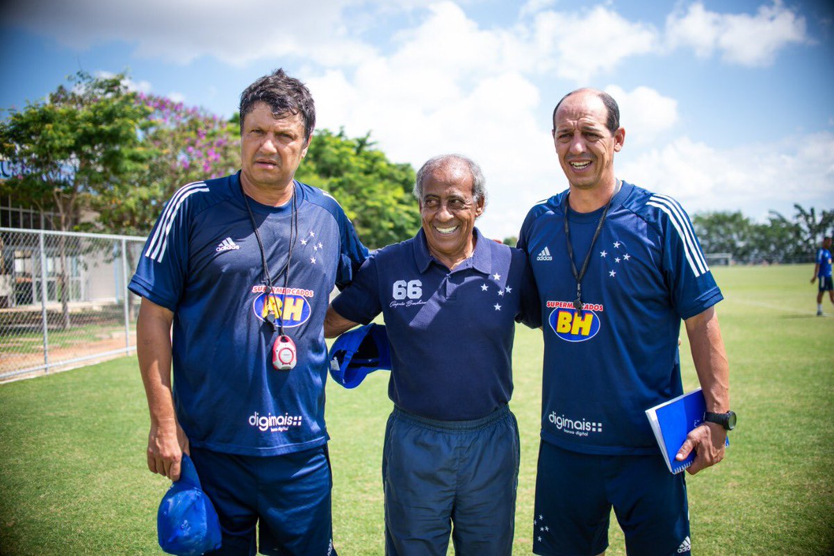 Cruzeiro's tweet photo. Hoje teve uma presença ilustre no treino do Cabuloso! Um dos maiores ídolos da história do Cruzeiro, o Príncipe do Futebol, Dirceu Lopes, visitou a Toca da Raposa 2 nesta manhã.

VEJA COMO FOI!

📸: Bruno Haddad/Cruzeiro

#BoraReconstruir #NuncaFomosTãoCruzeirenses https://t.co/xMsYWbJQ7z