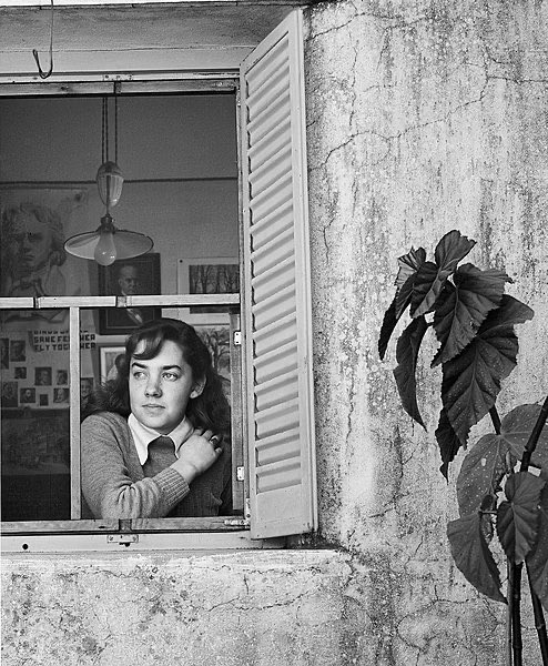”La lectura no da plata, no da prestigio, no es canjeable, no sirve para nada. Es una manera de vivir, y los que de esa manera vivimos querríamos inculcarla en el niño y contagiarla en el prójimo, como buenos viciosos.”
María Elena Walsh (1/2/1930-10/1/2011)
〰️
📸 Grete Stern