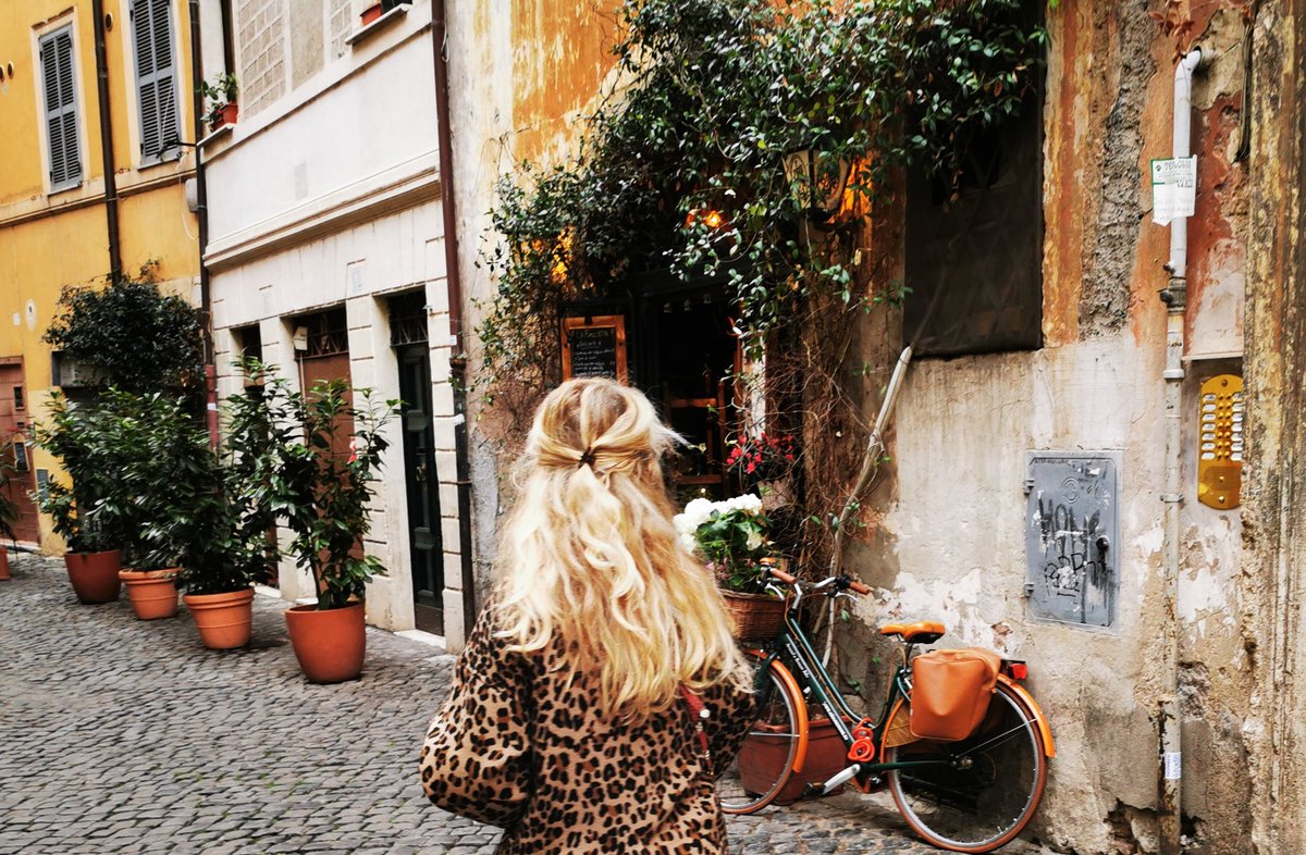 Helmet & Heels tweet media