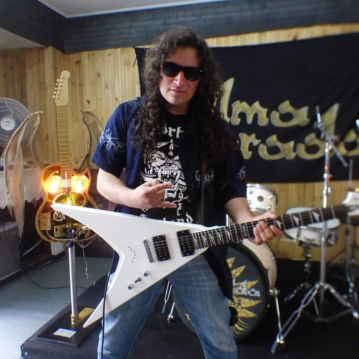 almadorada's tweet photo. Un feliz cumpleaños para nuestro guitarrista Julian Gonzalez. 
Salud por nuestro hermano, colega, amigo y gran músico!🍻 https://t.co/Uw5X1T0bU0