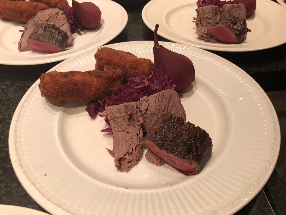 arjengerritsen's tweet photo. Wethouders Maathuis en Van Rees hebben een ongekend talent voor reeΓ«njacht en heerlijk koken. Het college @Gemeente_Almelo aan een gezamenlijke, zelfgeschoten en zelfbereide maaltijd. #goedteam #genieten https://t.co/nAWMya9aO1