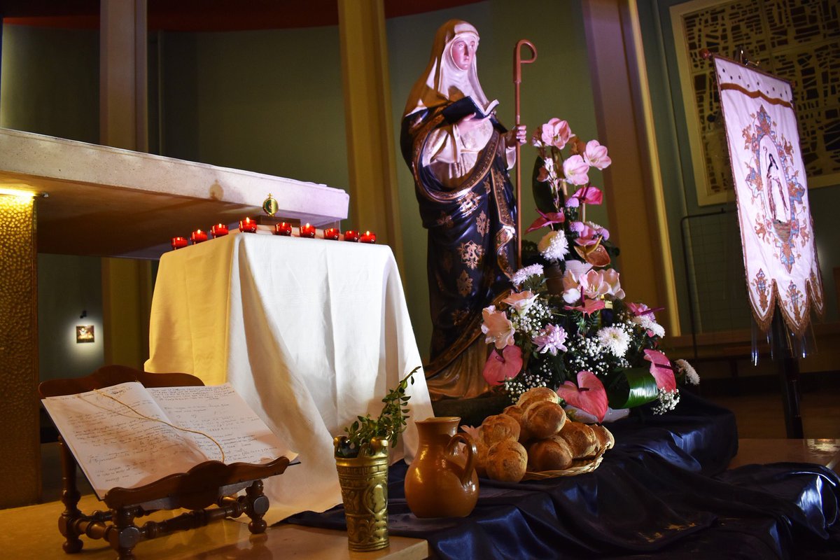 ChapelleSainte's tweet photo. #messe #messe solennelle pour l’anniversaire de la mort de #saintealdegonde #maubeuge #relique #cameline https://t.co/Yxdf3JeQga