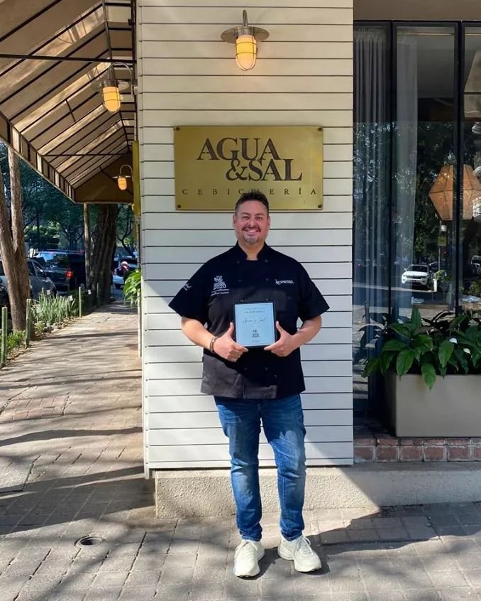 cocineromexico's tweet photo. Felicidades al chef @rodrigoestrada  y a todo el equipo de @aguaysaldf  por su reciente reconocimiento como uno de los 120 mejores restaurantes de México.
#Enhorabuena https://t.co/vK2Hn23DBp