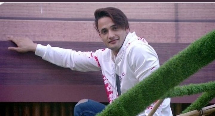 MOEENK10's tweet photo. INSHA ALLAH asim jeeta ga bb13 🔥🔥👑👑
#AsimForTheWin https://t.co/tBX3Hp4bq6