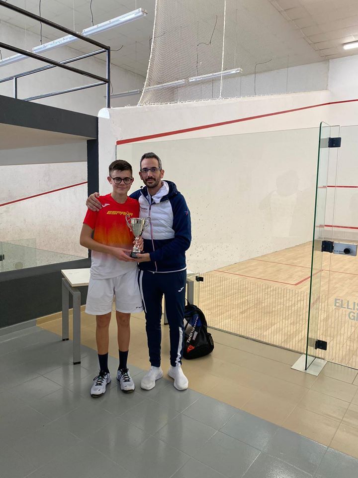 fsquashcv's tweet photo. 🔈 🗞 Mucha igualdad y buenas partidas en el Master Autonómico jugado este fin de semana en 📌Club de Campo K7

🏆 Campeón Esteban Villalva
🥈 Subcampeón Ernesto Revert
🥉 3ª Dani Miralles 

#Master #Squash #ComunitatValenciana
#ClubSquashValencia #clubdecampovalenciak7 https://t.co/0T5El4LmvH