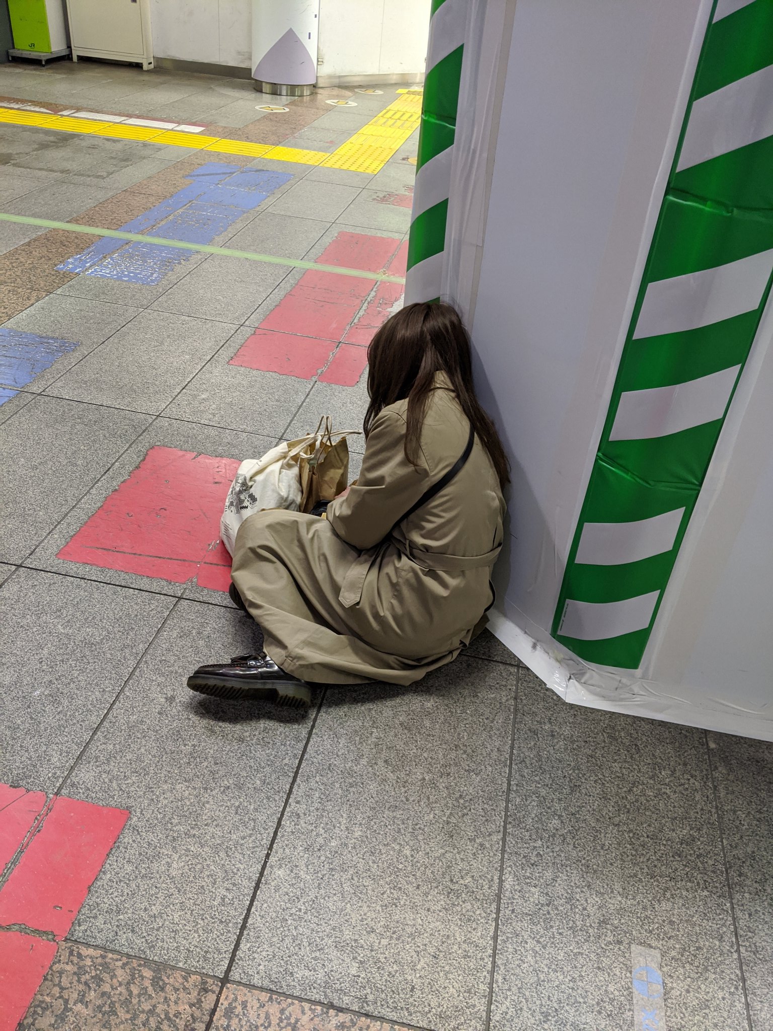 Sepiamars 駅で寝てる人居るんだけど T Co F938bd4lat Twitter