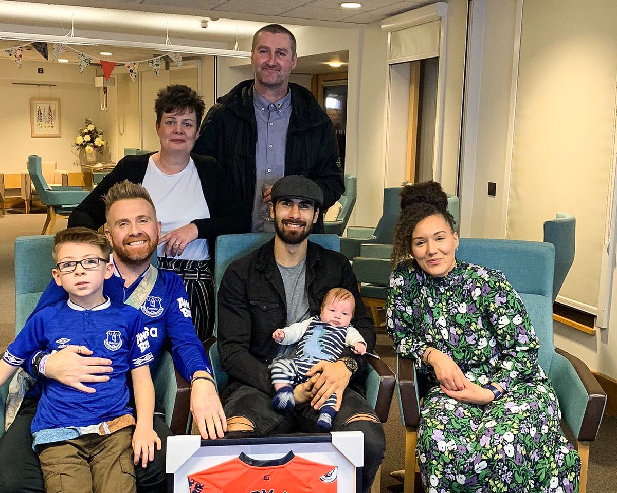 Had the opportunity to surprise Ashley, a huge Evertonian unfortunately diagnosed with pancreatic cancer. You inspired me and I‘ll never forget this!
Congrats team for the fantastic comeback and thank you Ashley for your strength, courage and passion! #COYB 💙