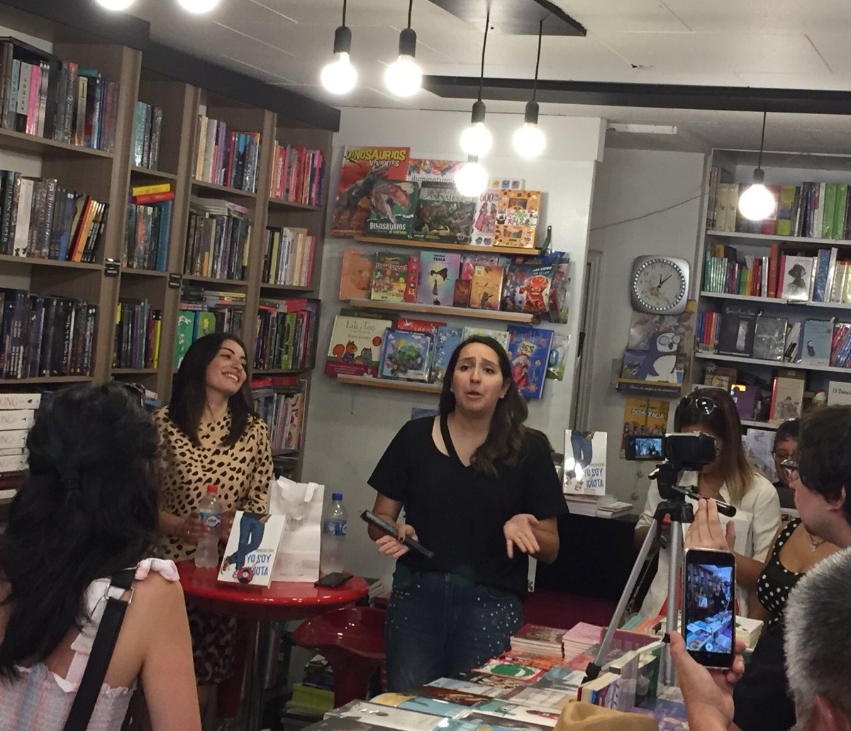 QueLeoForestal's tweet photo. Gracias a todos los que nos acompañaron en la presentación de #YoSoyElIdiota , la nueva novela de #Americavi publicado por @megustaleercl . Nosotros volvemos el lunes. https://t.co/ricDMPOMjC