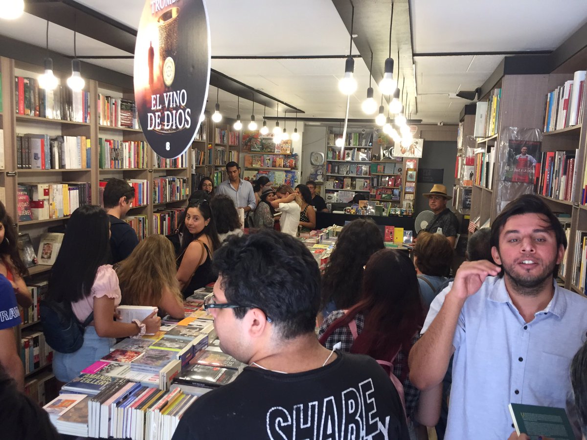 QueLeoForestal's tweet photo. Gracias a todos los que nos acompañaron en la presentación de #YoSoyElIdiota , la nueva novela de #Americavi publicado por @megustaleercl . Nosotros volvemos el lunes. https://t.co/ricDMPOMjC