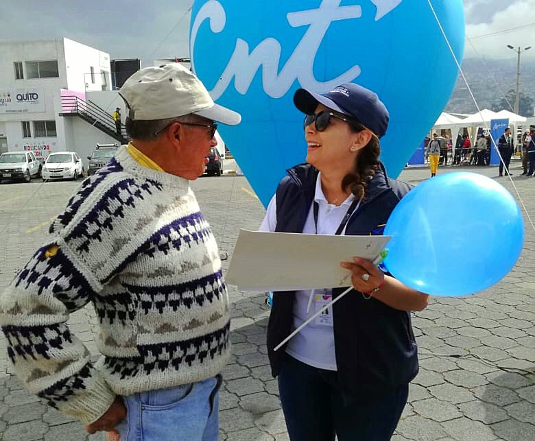 ArcpostalEC's tweet photo. ¡Llegamos al sur de #Quito con las #BrigadasTodaUnaVida! Ciudadanos aledaños al Mercado Mayorista, visitaron el stand de la #ARCPostal para consultar su #CódigoPostalEc. Si aún no conoces el tuyo, ingresa a https://t.co/08AcQx8qd2 o descarga la aplicación para tu celular. https://t.co/epGSMuYrMk