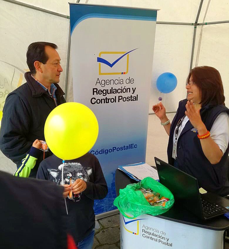 ArcpostalEC's tweet photo. ¡Llegamos al sur de #Quito con las #BrigadasTodaUnaVida! Ciudadanos aledaños al Mercado Mayorista, visitaron el stand de la #ARCPostal para consultar su #CódigoPostalEc. Si aún no conoces el tuyo, ingresa a https://t.co/08AcQx8qd2 o descarga la aplicación para tu celular. https://t.co/epGSMuYrMk