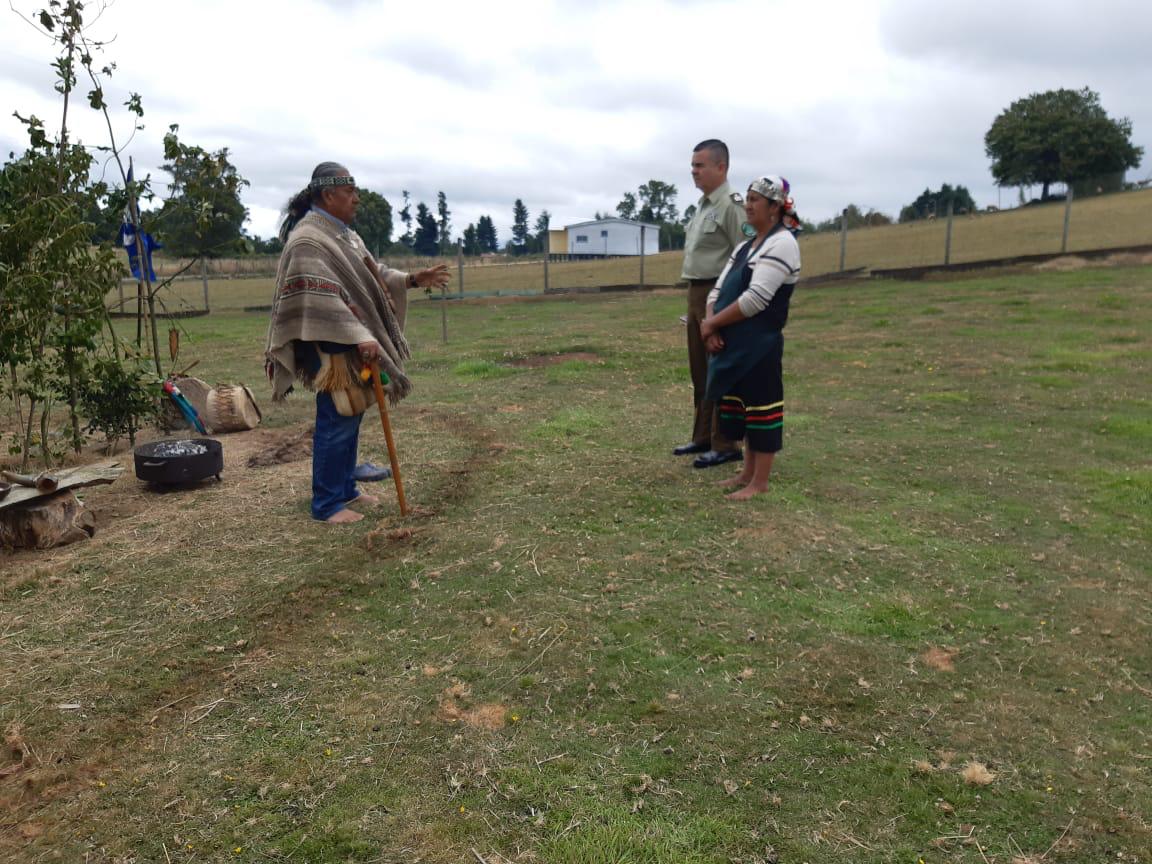 CarabLosRios's tweet photo. #LagoRanco: Carabineros del Retén #Diumen participan de Lepun organizado por las comunidades indígenas del sector #Cayurruca y #Pindaco.
#ElRanco https://t.co/8V6ARI4g8g