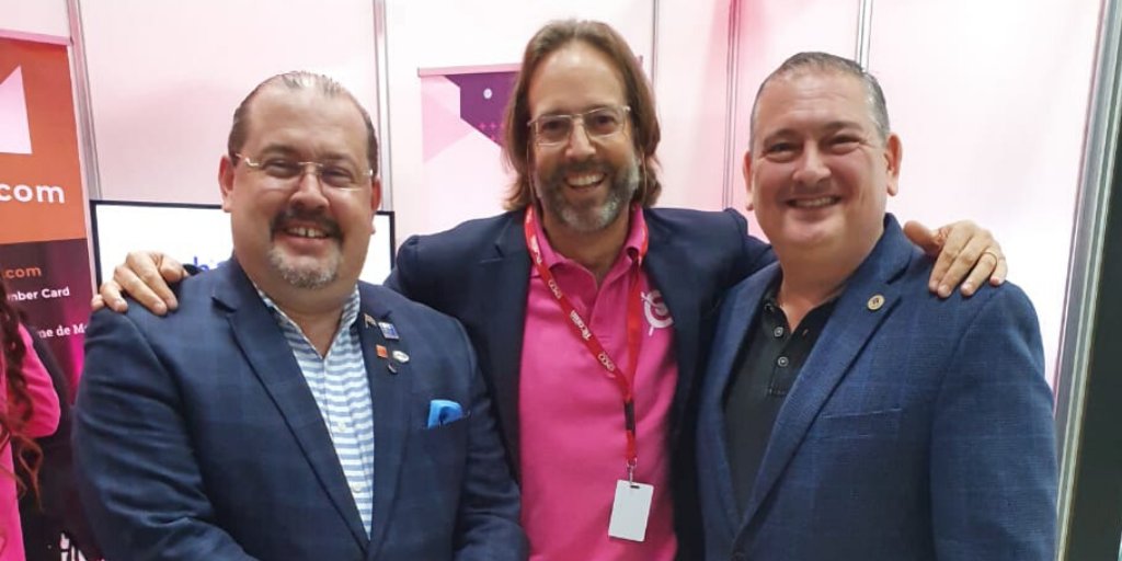 encuentra24's tweet photo. Junto a representantes de la industria inmobiliaria, conversando sobre proyecciones, retos para este 2020. En la foto, a la derecha el Presidente de @acobirpanama a la izquierda el Presidente de la @CCCBienesRaices #ExpoACOBIR2020 #CCCBR #Encuentra24 #Atlapa #Panama https://t.co/ScMv3Qj9Cx