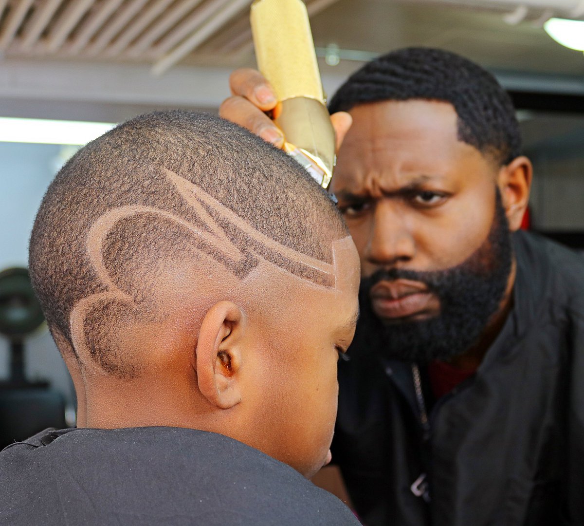 Frank_TheBarber's tweet photo. FOCUSED 👀 🙌🏼 
#freestyledesign #kidscuts #lovethekids #designkidscuts #phingerprint #phillybarber #ultimatelifestylebb https://t.co/04PJe7Va6j