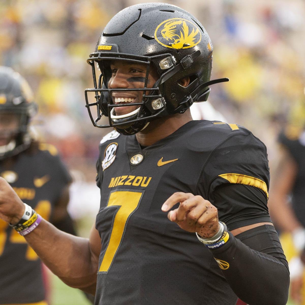 BLESSED!!! To receive an offer from the University of Missouri!!!🐯🐯#MIZ #NewZou <a href="/DarrenSunkett/">Coach Sunk</a> <a href="/tfenton314/">Coach Terry Fenton</a> <a href="/TerryHawthorne1/">Coach Hawthorne</a> <a href="/BushHamdan/">Bush Hamdan</a> <a href="/AllenTrieu/">Allen Trieu</a> <a href="/CoachDrinkwitz/">Eliah Drinkwitz</a>