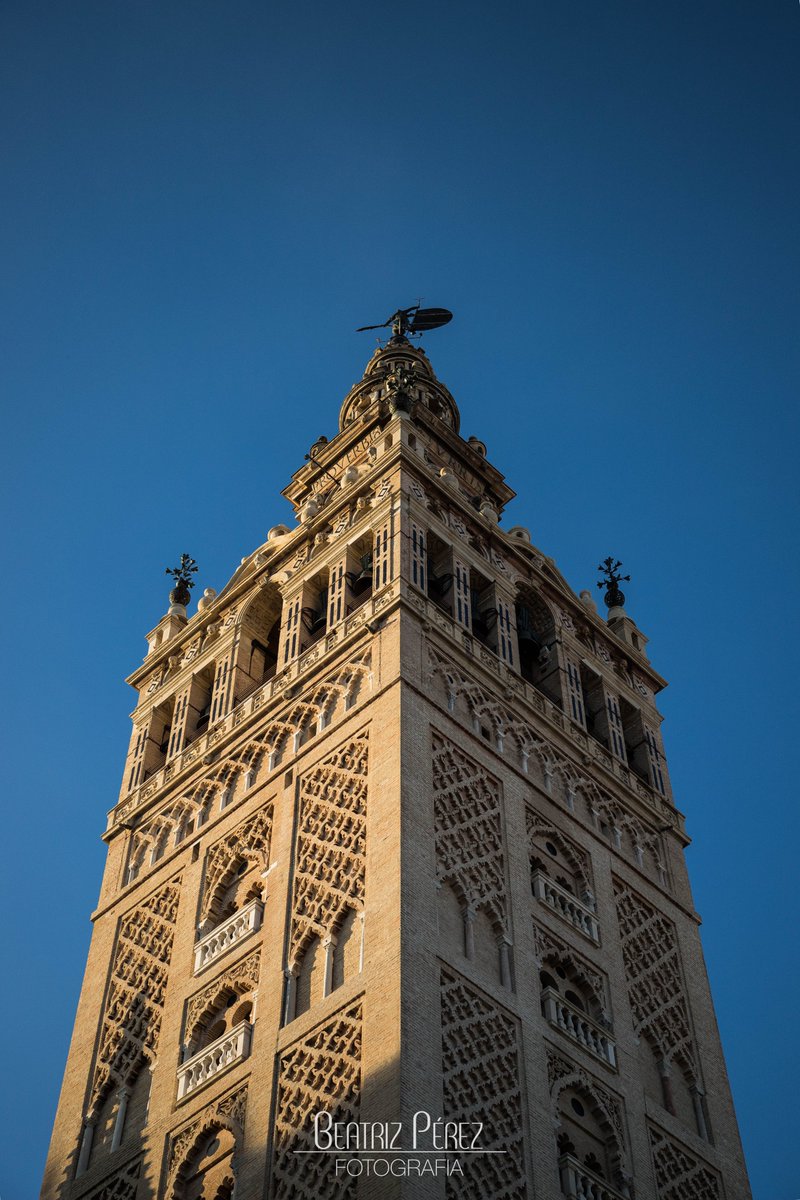 beaperezfoto's tweet photo. ¿ Qué tienes bella Giralda ?
¿ Qué tienes tú flor altiva
que siendo mora y cristiana
tanto te quiere Sevilla ?
... Andaluza y sevillana...
#sevilla #turismosevillano #andalucia #desevillanasmaneras #lagiralda #giraldilla #giralda #catedraldesevilla #seville https://t.co/gUbQecdV3s