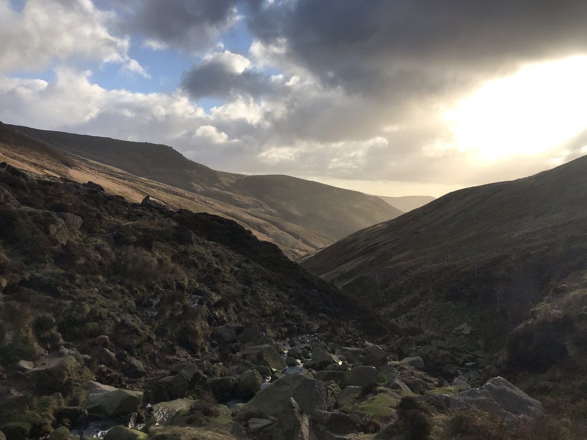 cath_stocks's tweet photo. Time out, fresh air and countryside... best way to revitalise after busy week at work 😀#running #peakdistrict https://t.co/Yq4xu4rb9S