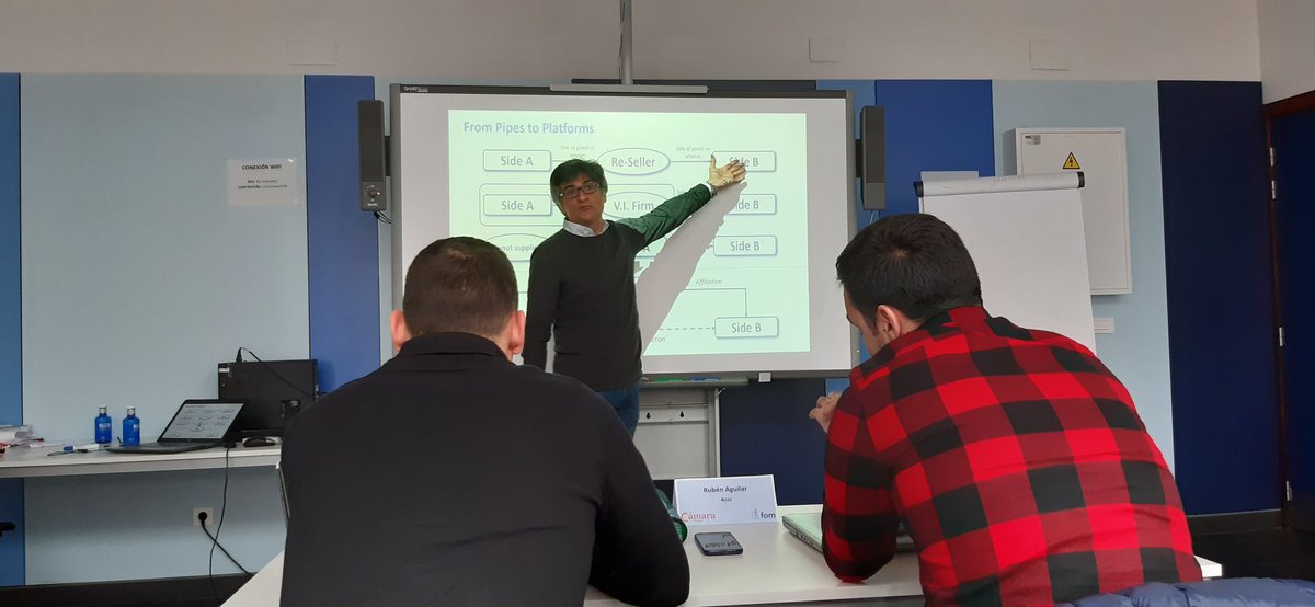 Impresionante sesión sobre plataformas de <a href="/fjjariego/">Francisco J. (Paco) Jariego</a> en @i40vall3. Es un un crack de la tecnología y los nuevos modelos de negocio. <a href="/FomTalent/">FomTalent</a>