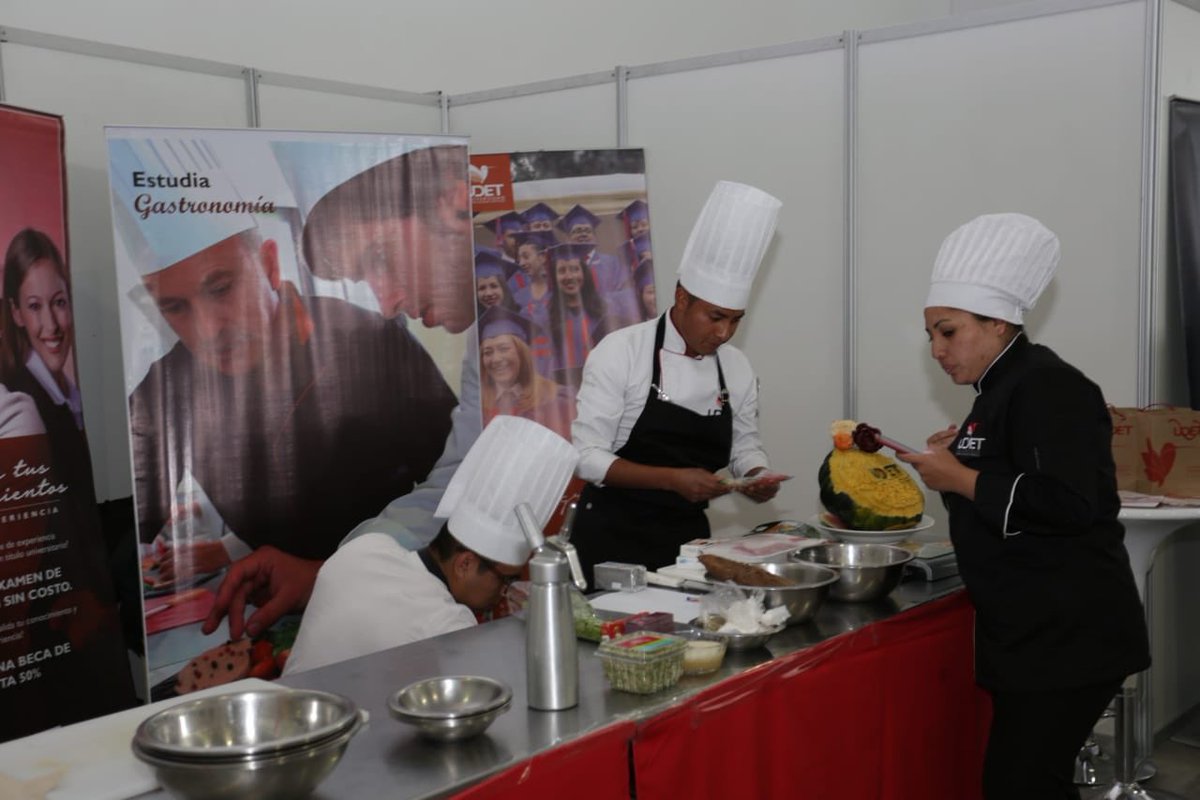 Yqsigo's tweet photo. ¡Empieza el concurso gastronómico! Ellos nerviosos y nosotros con ganas que llegue el momento de la degustación😜#YQSCamp #Quito @UniversidadUDET @UIDE https://t.co/88MzawRhY1