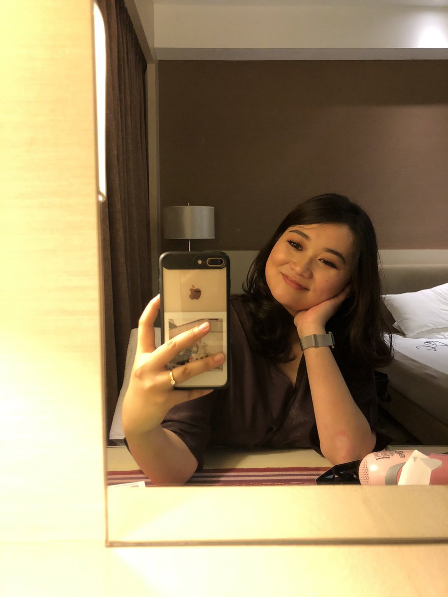 adidums's tweet image. This is very unlike me but I loveeee my makeup tonight sooo serving looks!! #honesttoGod #nofilter